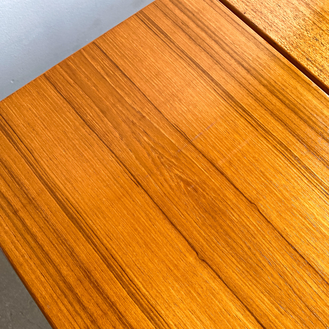 Matbord i teak med utdragsskivor
