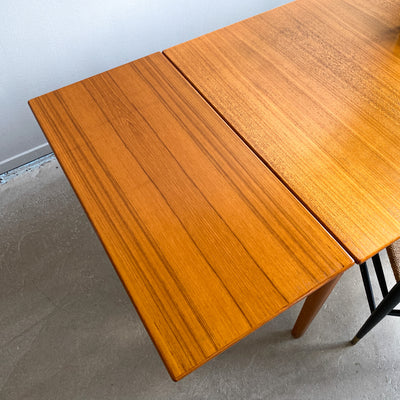 Matbord i teak med utdragsskivor