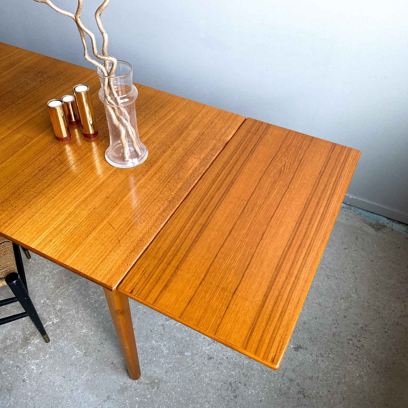 Matbord i teak med utdragsskivor