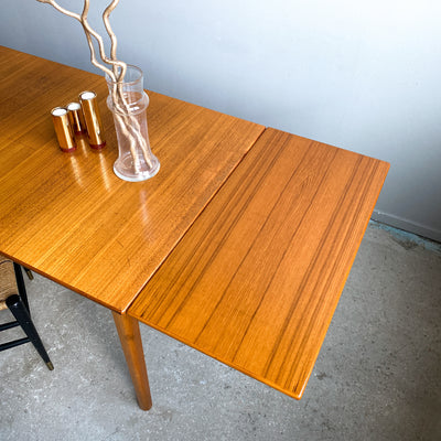 Matbord i teak med utdragsskivor