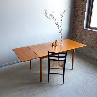 Matbord i teak med utdragsskivor