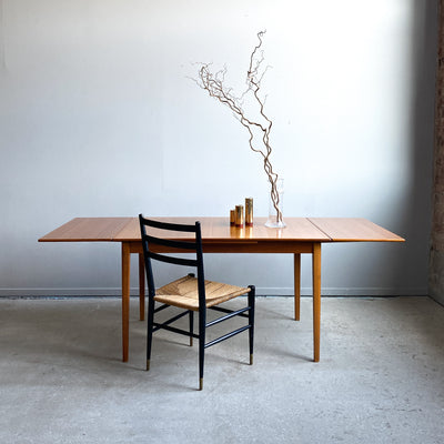 Matbord i teak med utdragsskivor