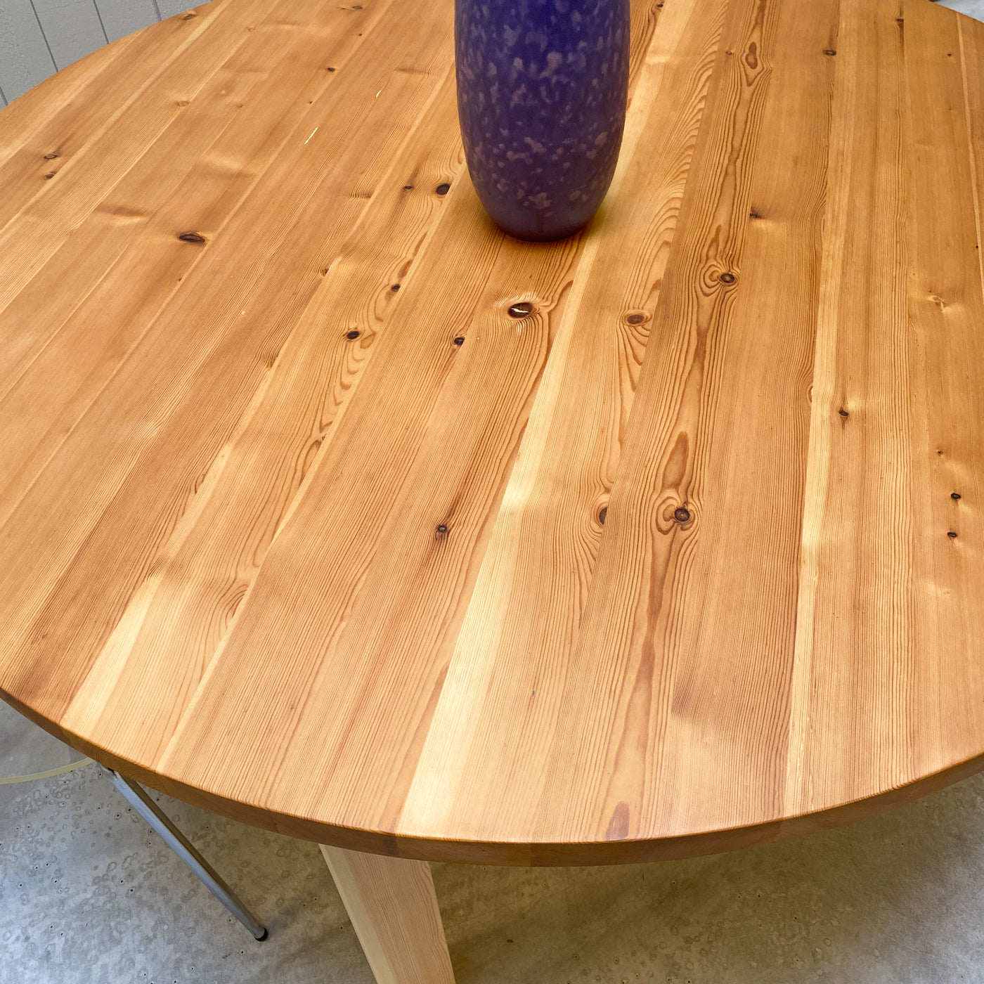 Stort runt matbord i furu , 150 cm - 70-tal