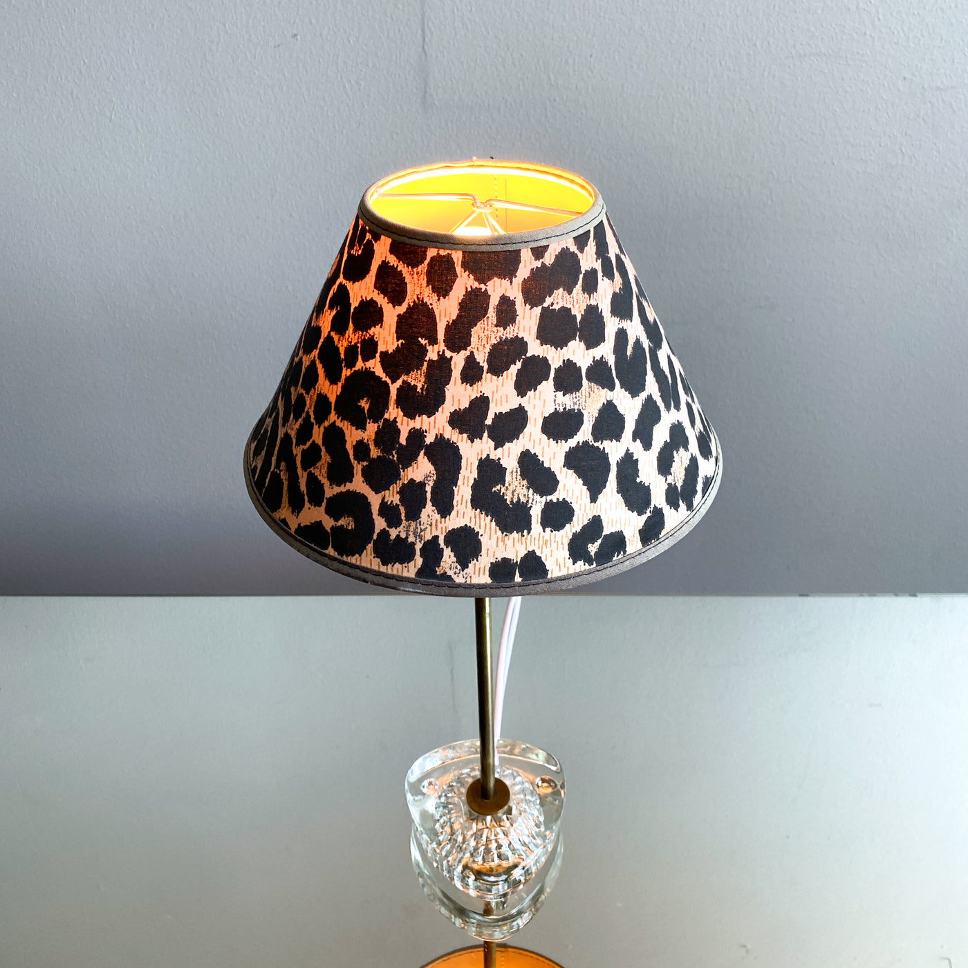Bordslampa i glas och mässing med leopardskärm