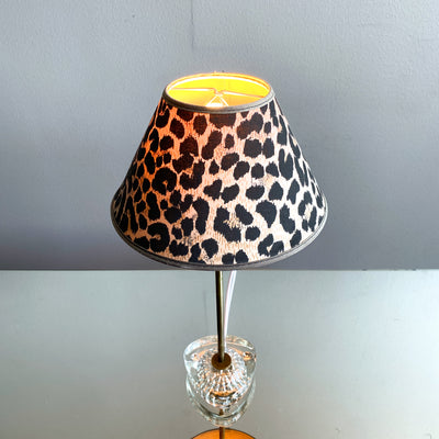 Bordslampa i glas och mässing med leopardskärm