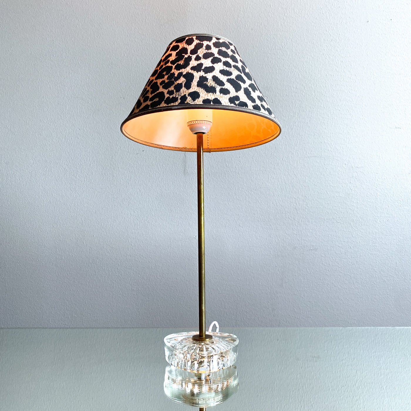 Bordslampa i glas och mässing med leopardskärm