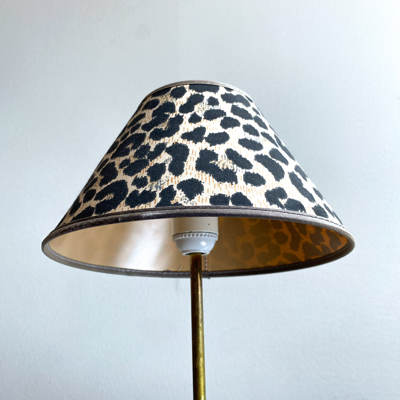 Bordslampa i glas och mässing med leopardskärm