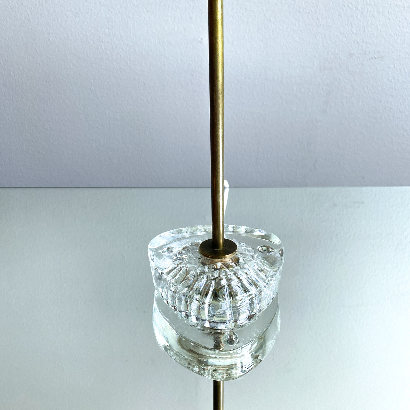 Bordslampa i glas och mässing med leopardskärm