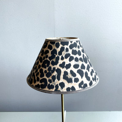 Bordslampa i glas och mässing med leopardskärm
