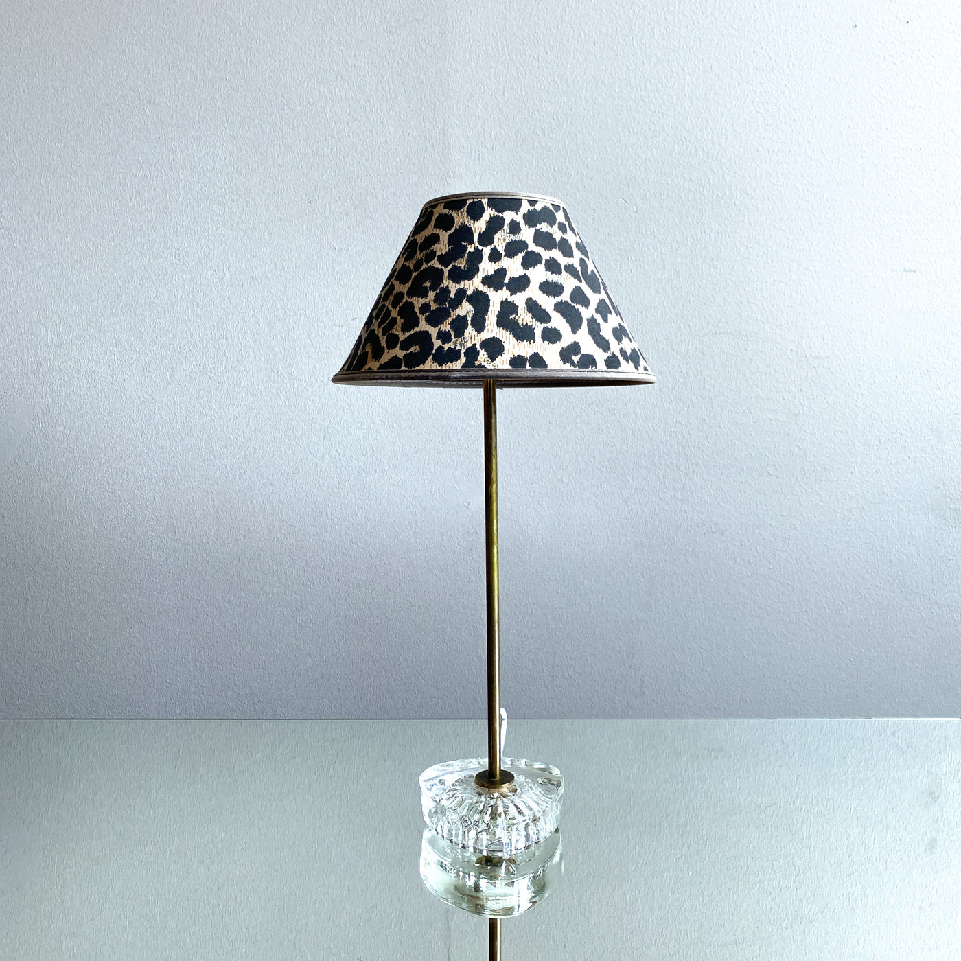Bordslampa i glas och mässing med leopardskärm