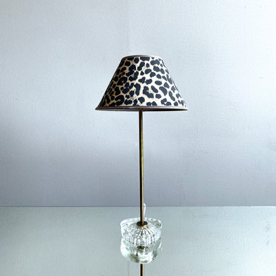 Bordslampa i glas och mässing med leopardskärm