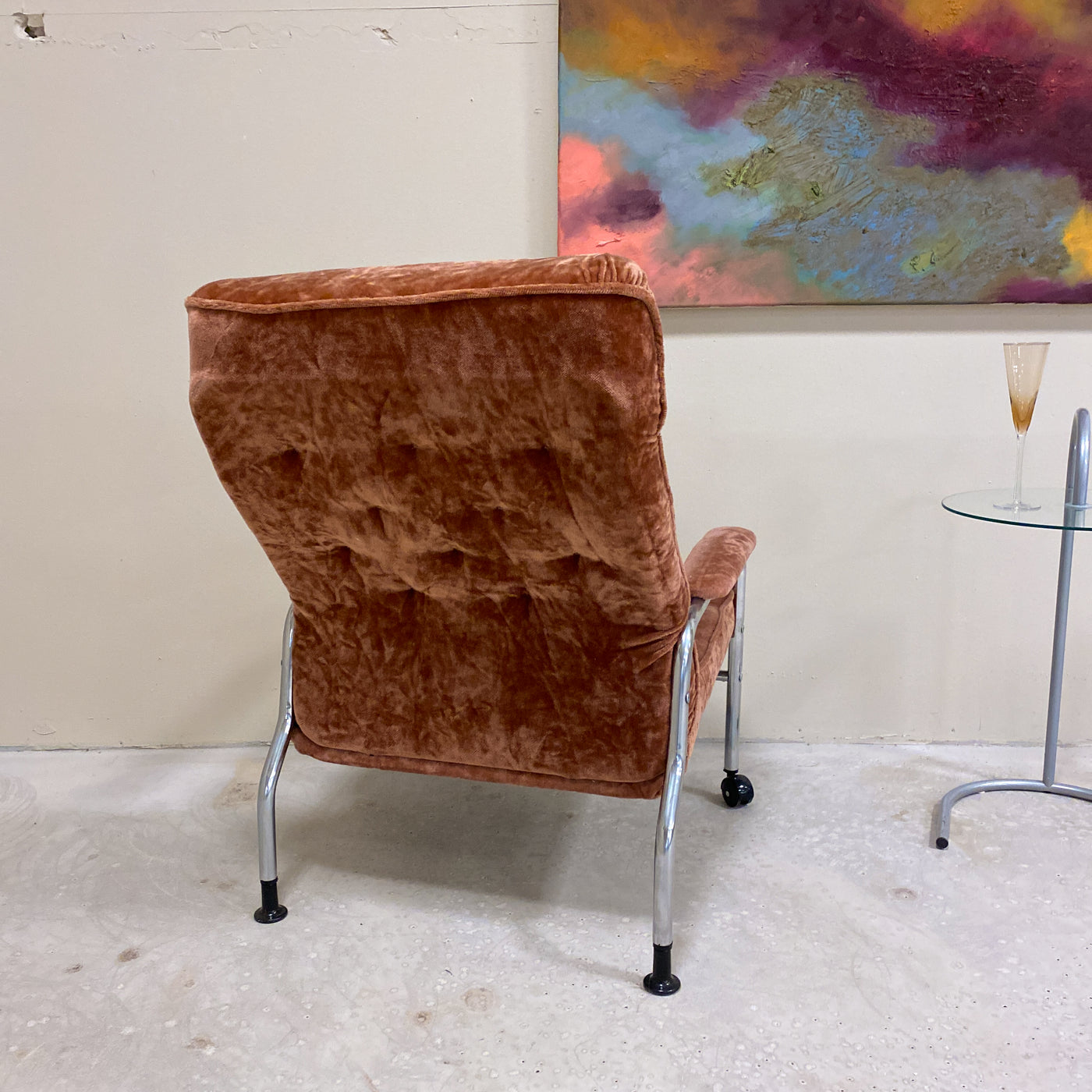 Fåtölj i krom och rosabrun plysch