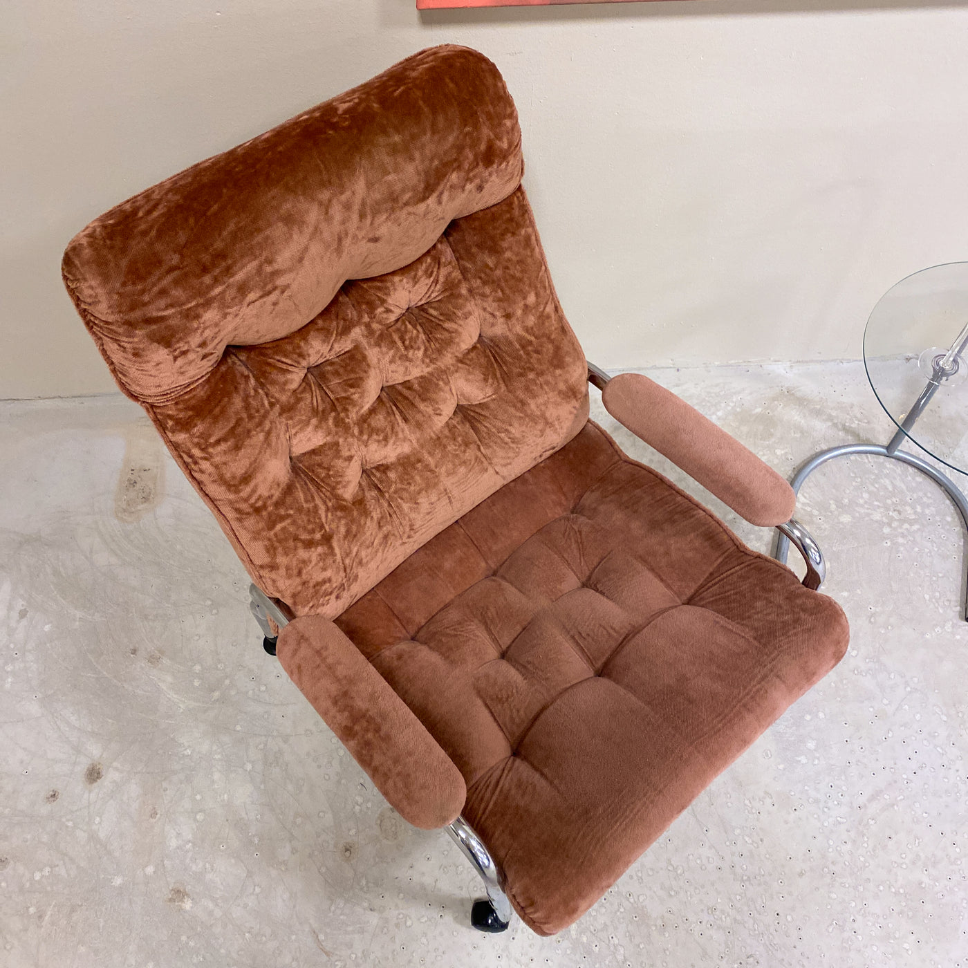 Fåtölj i krom och rosabrun plysch