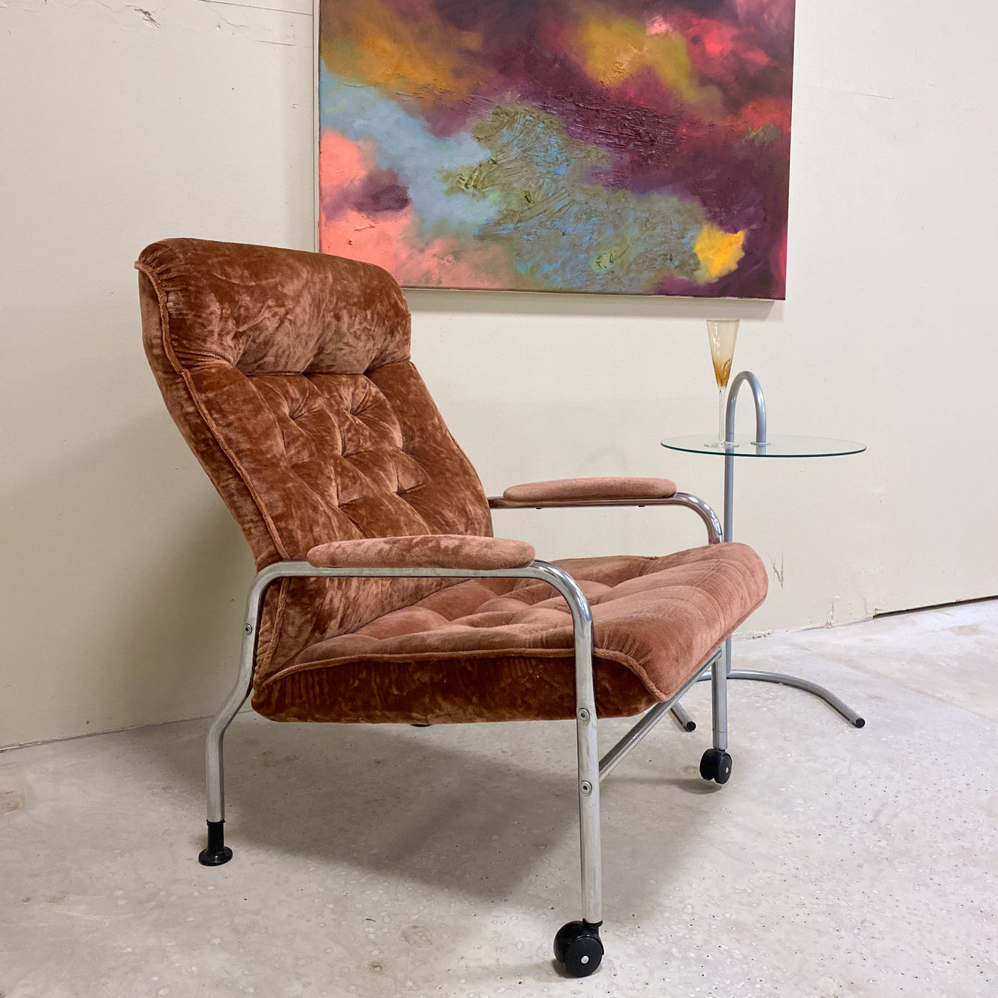 Fåtölj i krom och rosabrun plysch