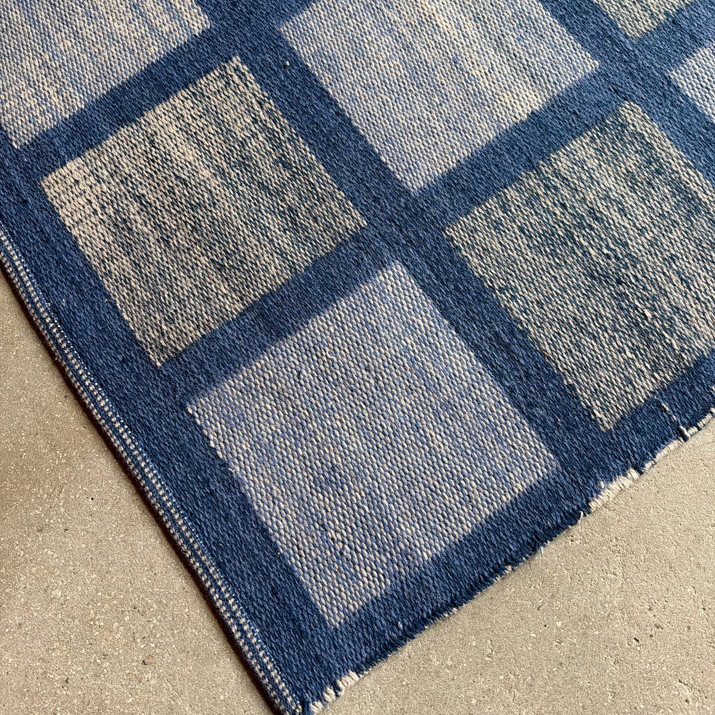 Rutig dubbelvävd ullmatta