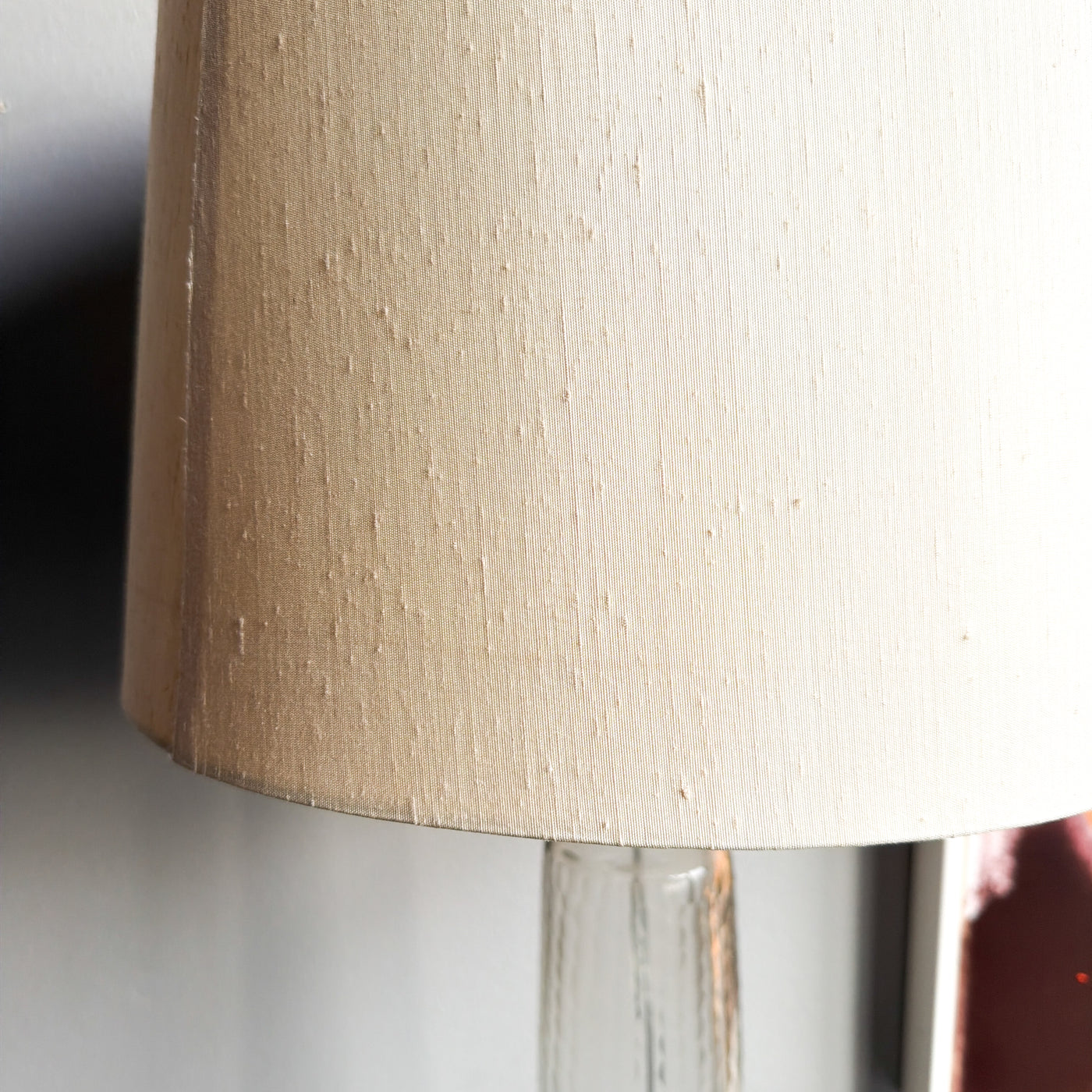 Hög bordslampa med glasfot, 60/70-tal