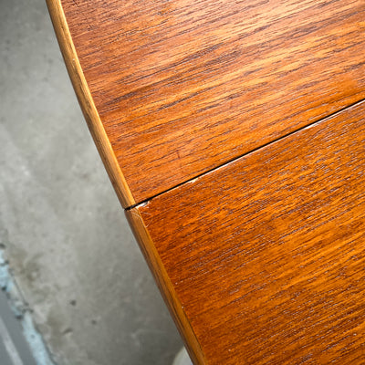 Runt matbord i teak med 1 iläggsskiva