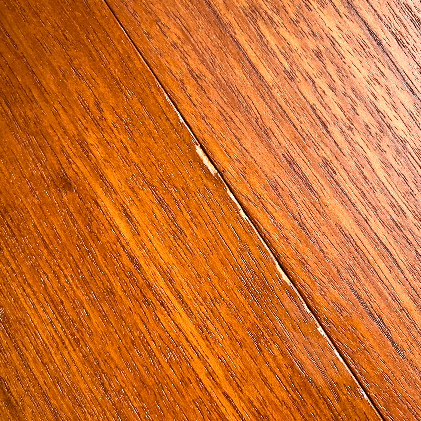Runt matbord i teak med 1 iläggsskiva