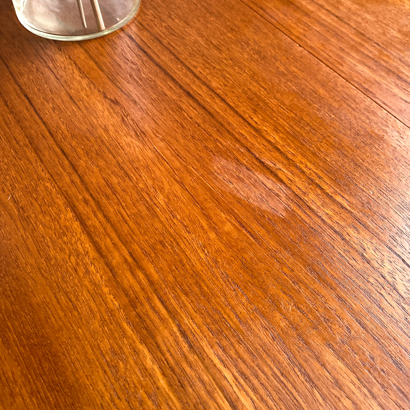 Runt matbord i teak med 1 iläggsskiva