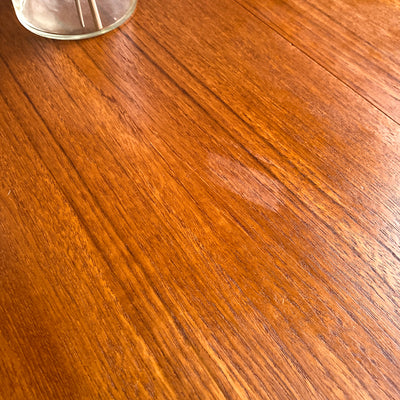 Runt matbord i teak med 1 iläggsskiva