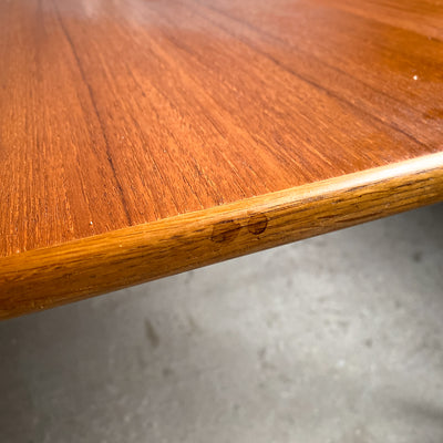 Runt matbord i teak med 1 iläggsskiva