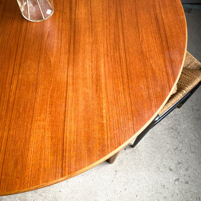 Runt matbord i teak med 1 iläggsskiva