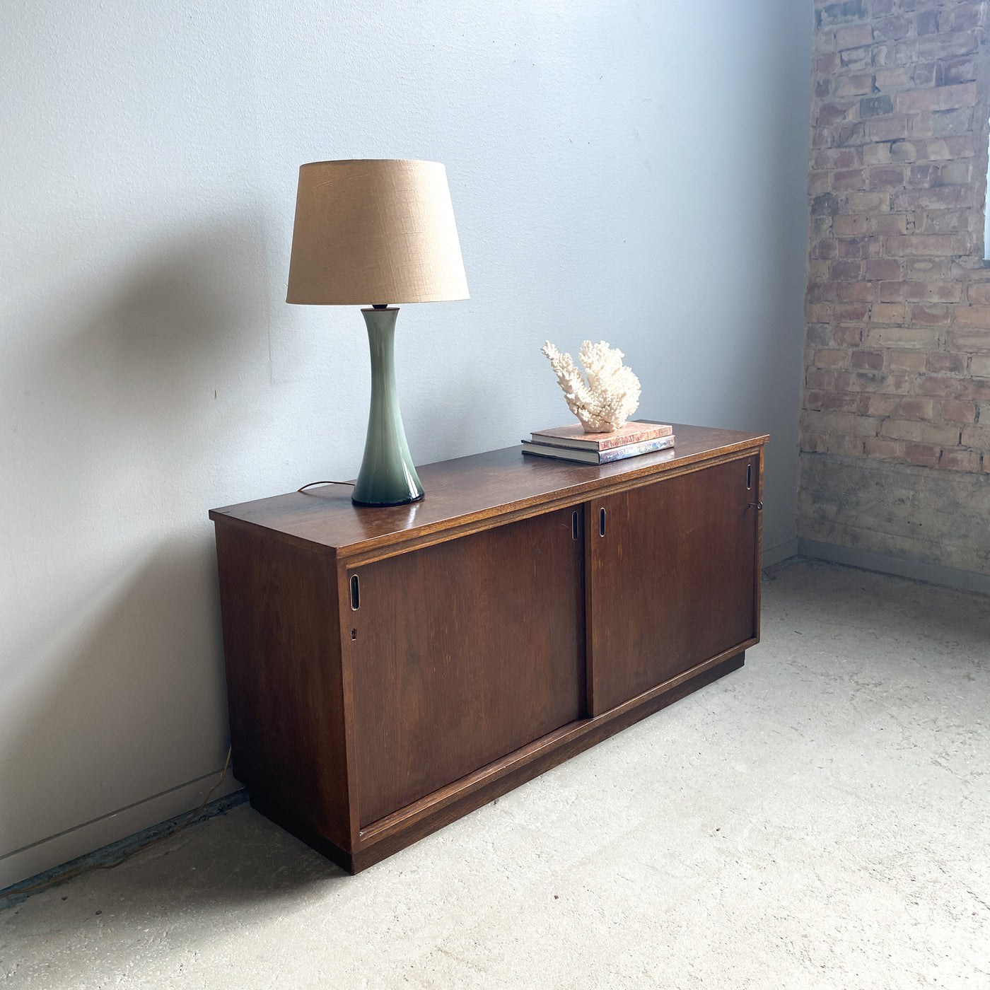 Sideboard i betsad ek