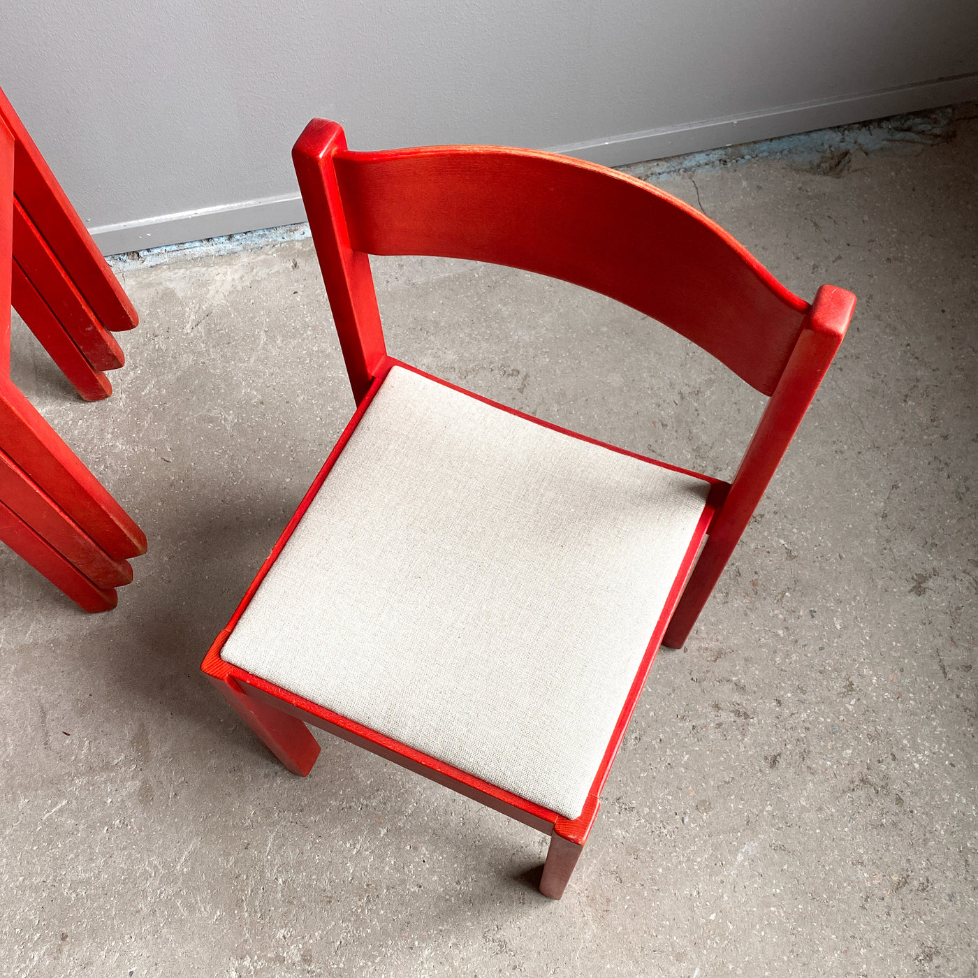 4 rödbetsade stolar - stapelbara