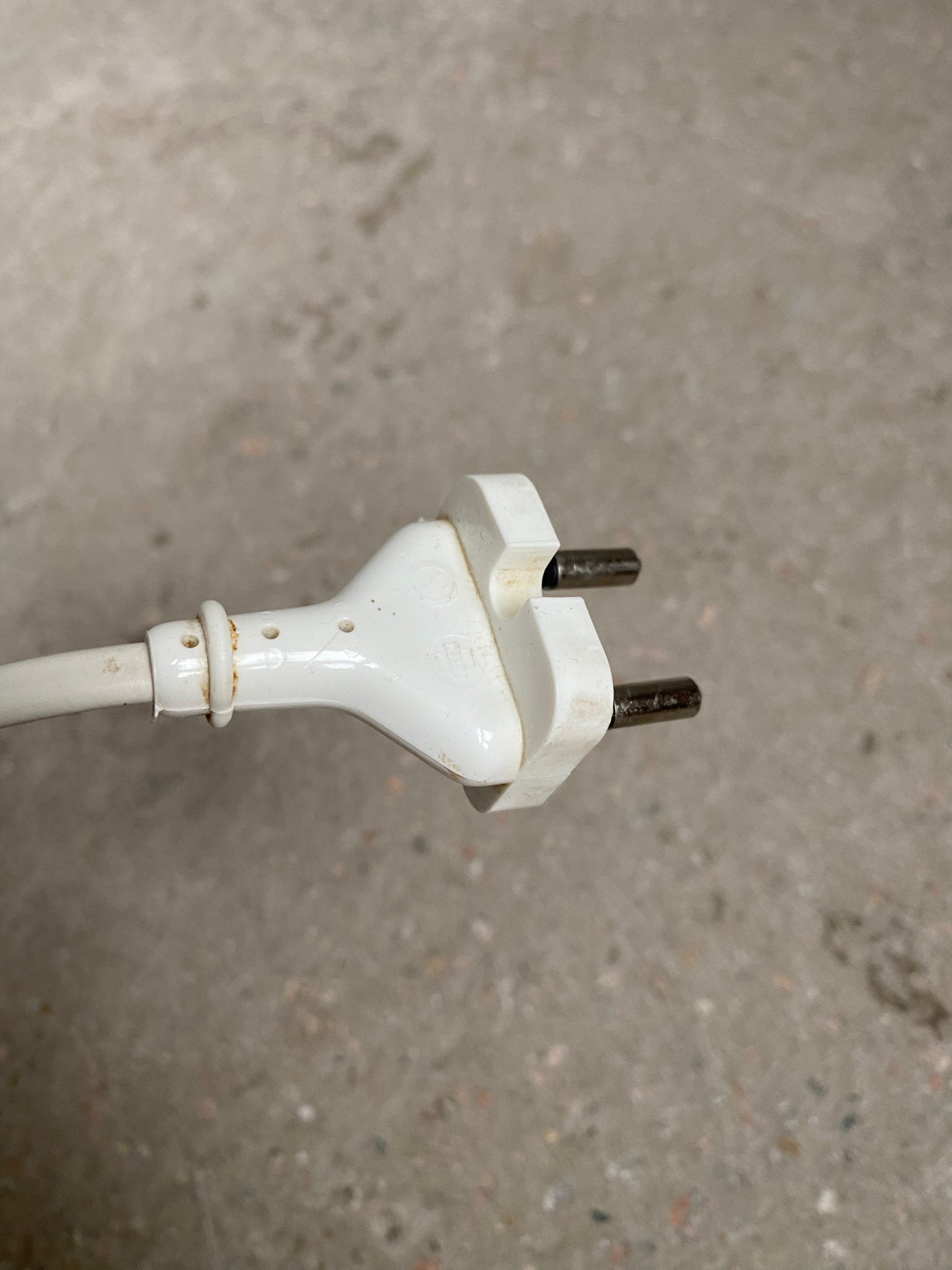 Golvlampa med rottingskärm