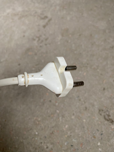 Golvlampa med rottingskärm