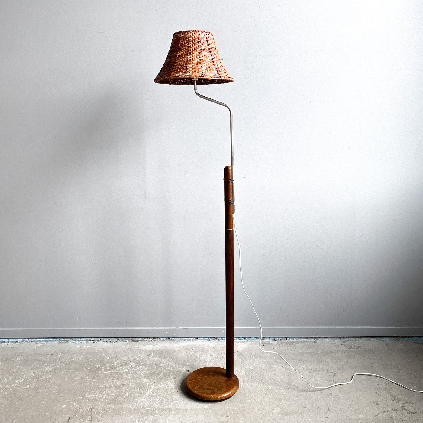 Golvlampa med rottingskärm