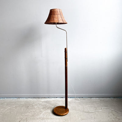 Golvlampa med rottingskärm