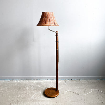 Golvlampa med rottingskärm