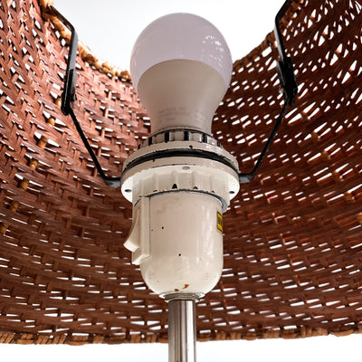 Golvlampa med rottingskärm