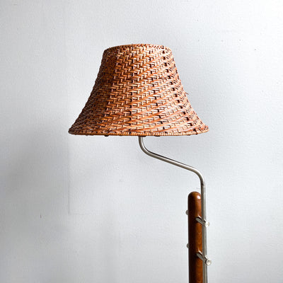 Golvlampa med rottingskärm