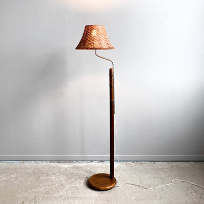 Golvlampa med rottingskärm
