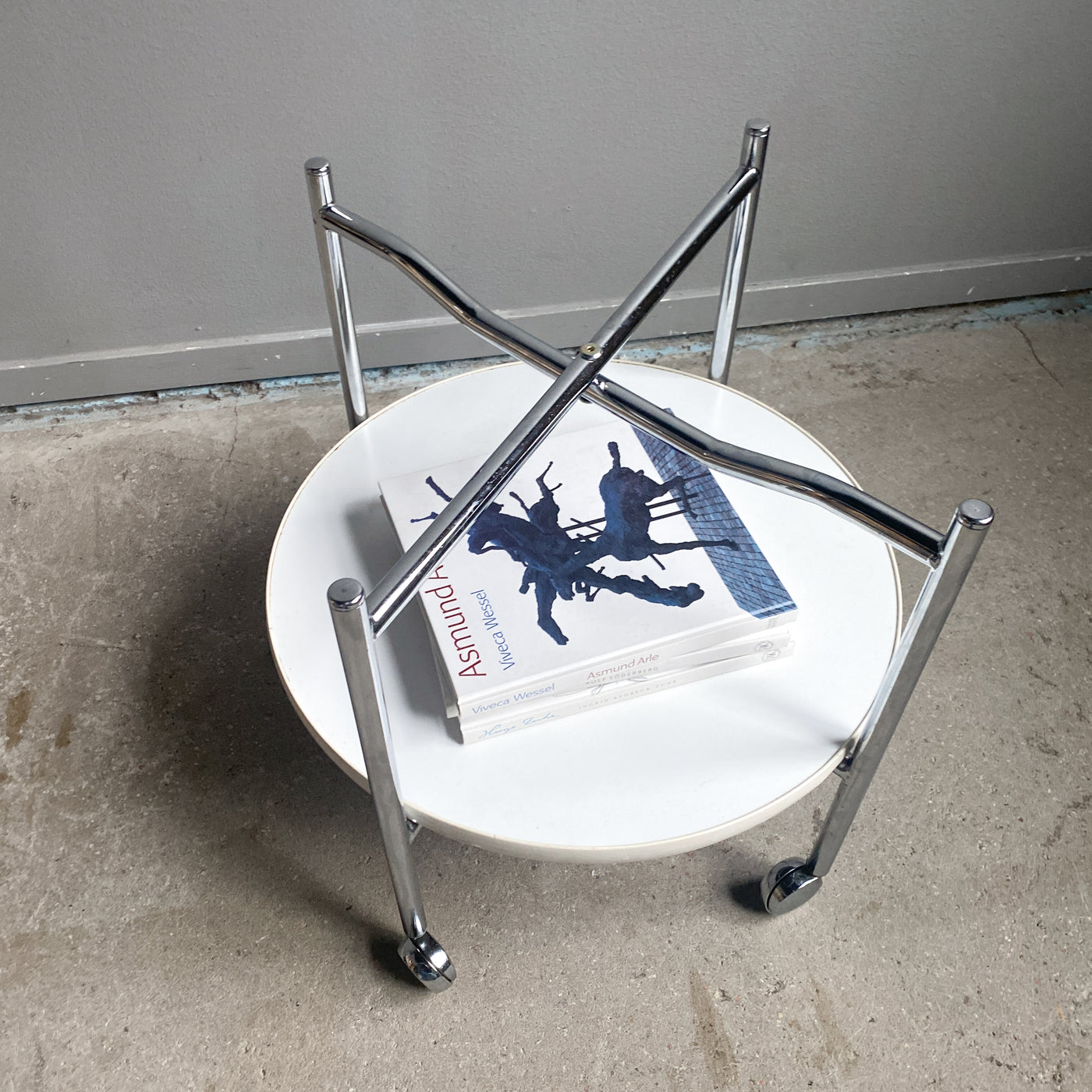 Sidobord i krom vitt