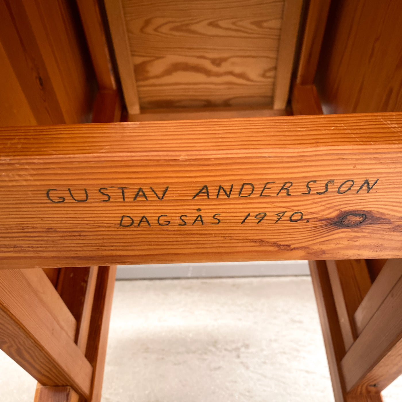 Slagbord i furu - snickare Gustav Andersson, Dagsås 1970