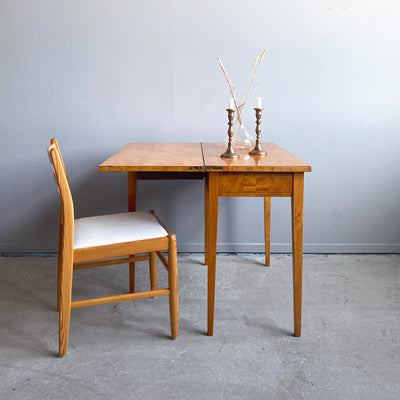 Sidobord/bord i bonad björk tidigt 1900-tal