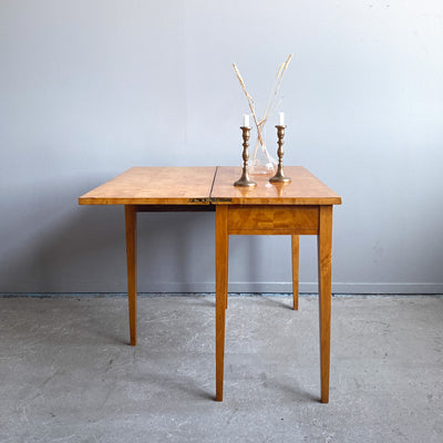Sidobord/bord i bonad björk tidigt 1900-tal