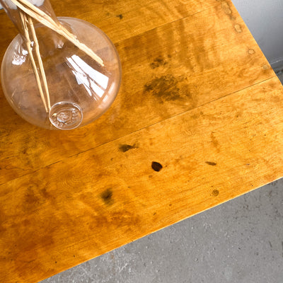 Sidobord/bord i bonad björk tidigt 1900-tal