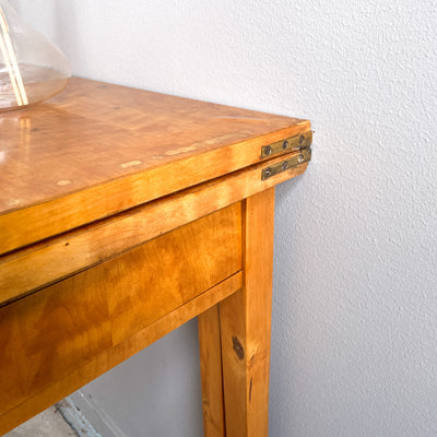 Sidobord/bord i bonad björk tidigt 1900-tal