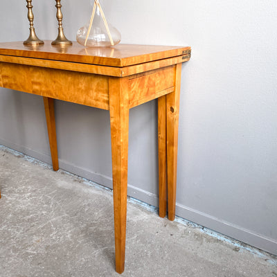 Sidobord/bord i bonad björk tidigt 1900-tal