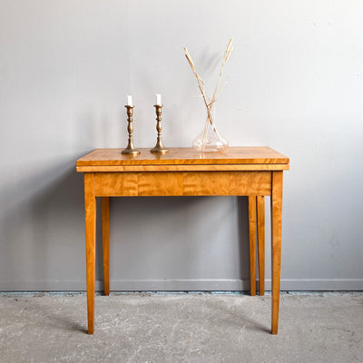 Sidobord/bord i bonad björk tidigt 1900-tal