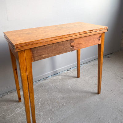 Sidobord/bord i bonad björk tidigt 1900-tal