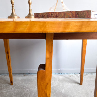 Sidobord/bord i bonad björk tidigt 1900-tal