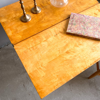 Sidobord/bord i bonad björk tidigt 1900-tal