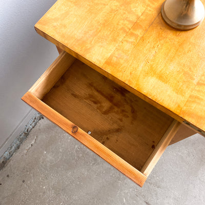 Sidobord/bord i bonad björk tidigt 1900-tal