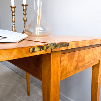 Sidobord/bord i bonad björk tidigt 1900-tal