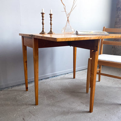 Sidobord/bord i bonad björk tidigt 1900-tal